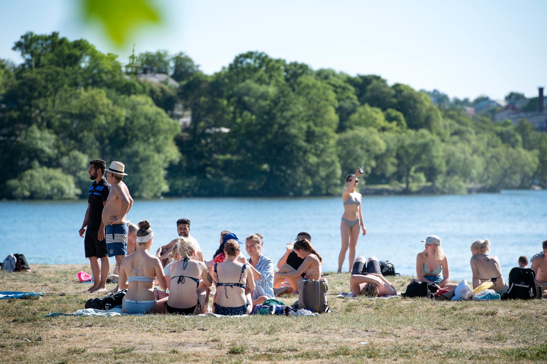 Maj var varmare än normalt och badplatser blev fullsatta tidigt på säsongen. Här syns Smedsuddsbadet i Stockholm den 30:e maj.