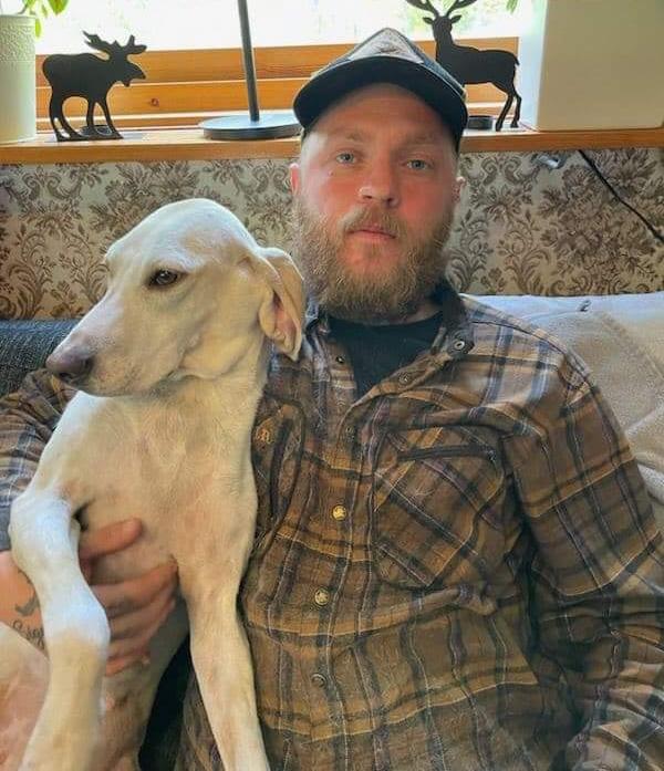 Kalle Karlsson och hunden Sky som räddade hans liv när vildsvinet attackerade. 