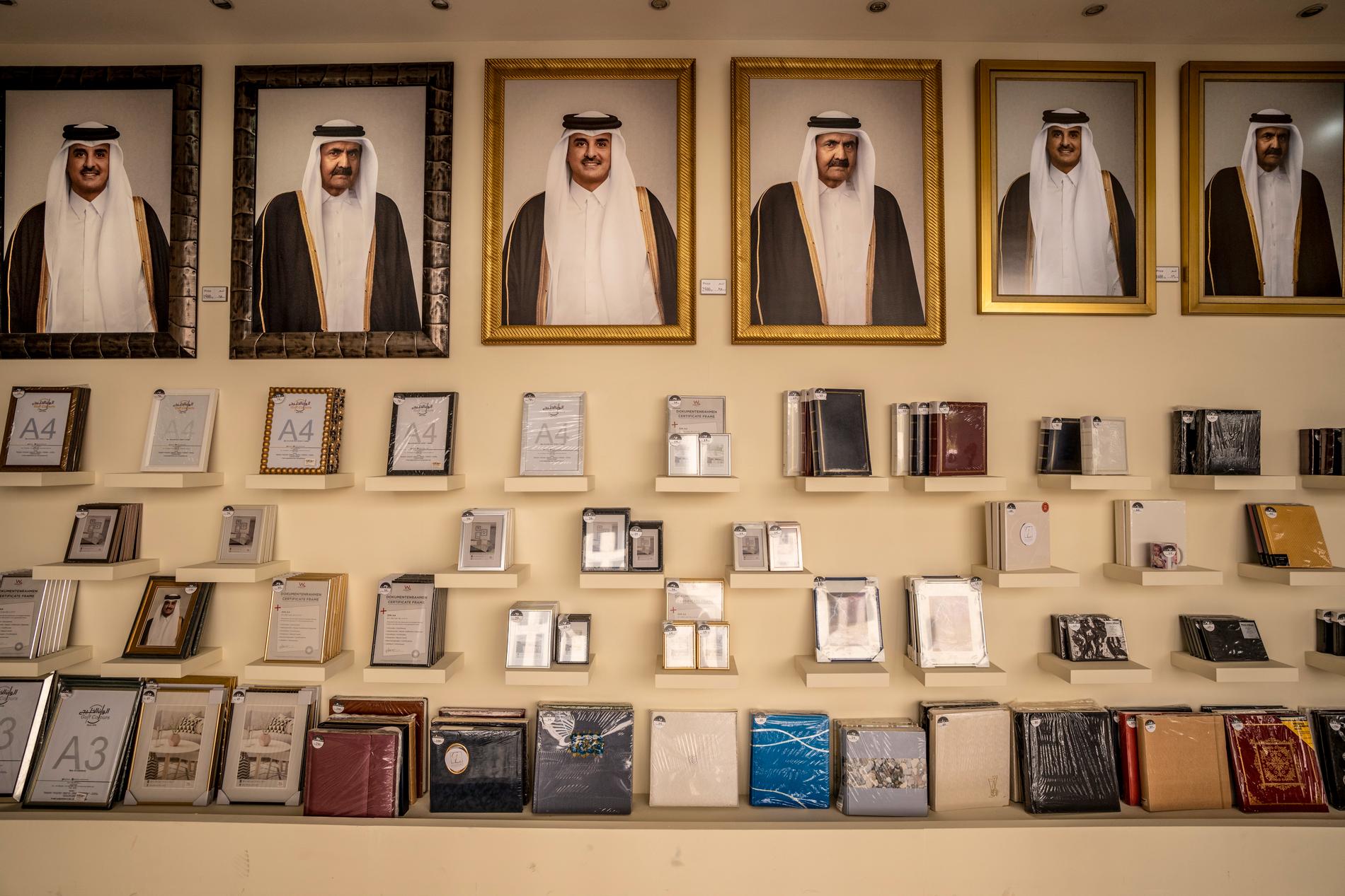 En ramaffär i centrala Doha som bland annat säljer bilder på Emiren av Qatar Tamim bin Hamad Al Thani och den tidigare Hamad bin Khalifa Al Thani.