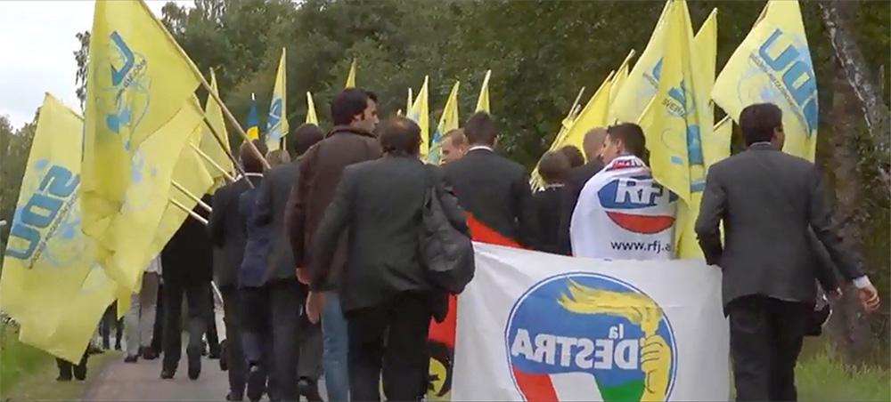 I samband med SDU-kongressen marscherade SDU tillsammans med företrädare för nyfascistiska partiet La Destra. På bilden syns deras logga tillsammans med SDU:s fanor.