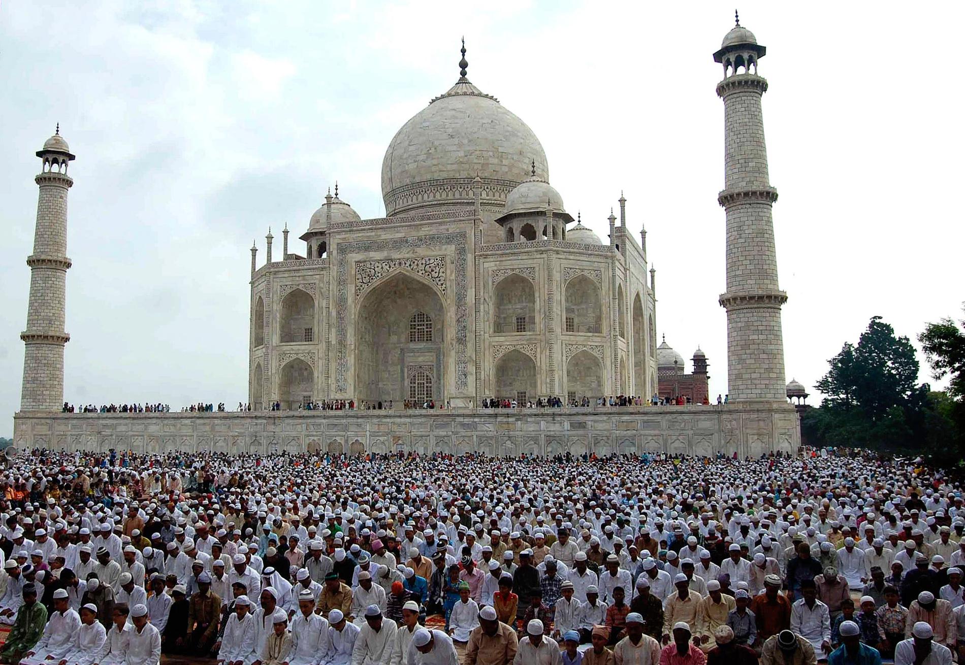 Taj Mahal är en av världens mest besökta turistattraktioner.