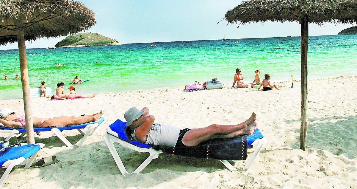 125 kronor per dag På Mallorca kan två solstolar och ett parasoll gå på 125 kronor om dagen.