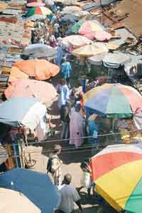 I Gambias huvudstad Banjul ligger den förtrollande marknaden.