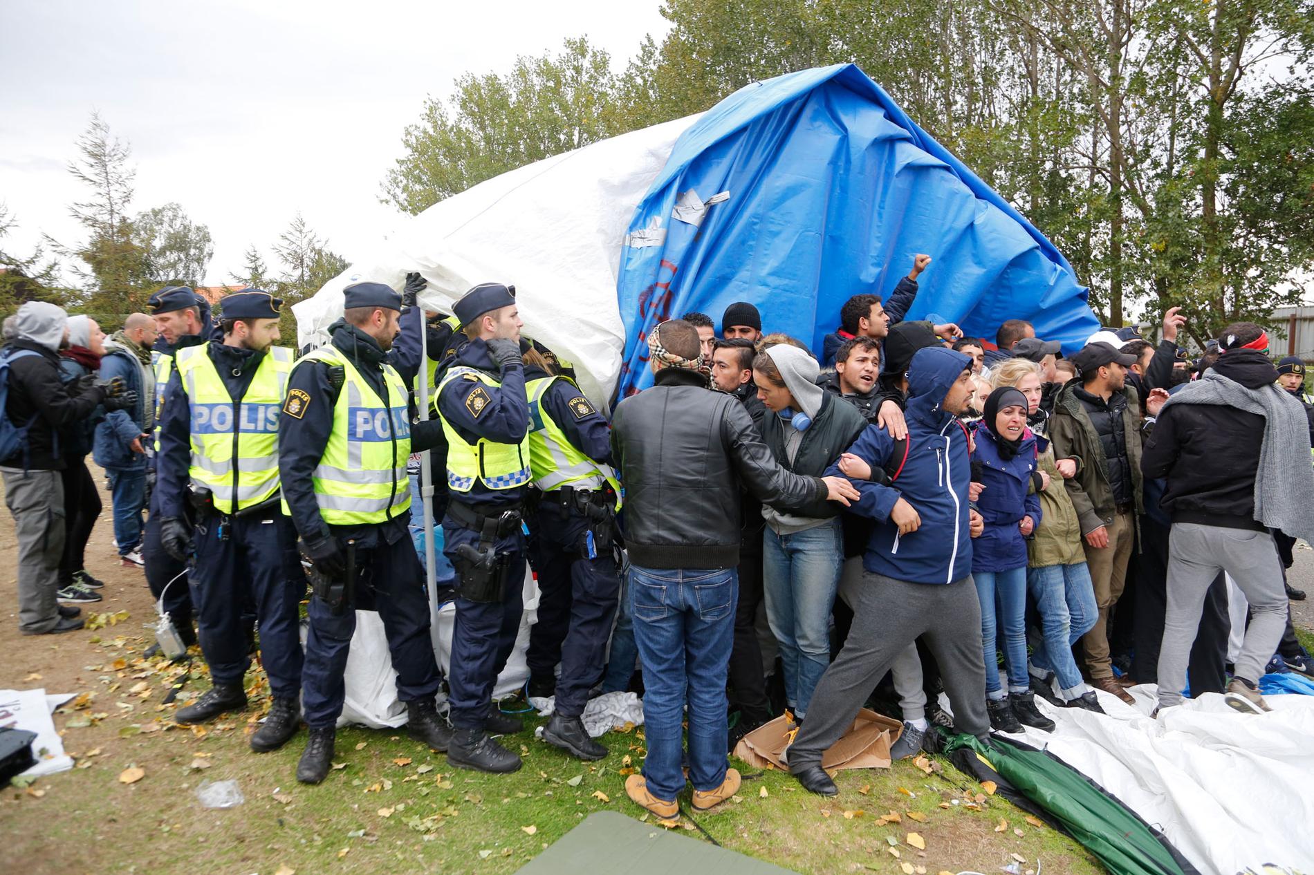 Den 8 oktober avhystes palestinier som protest-tältat utanför Migrationsverket i Malmö.