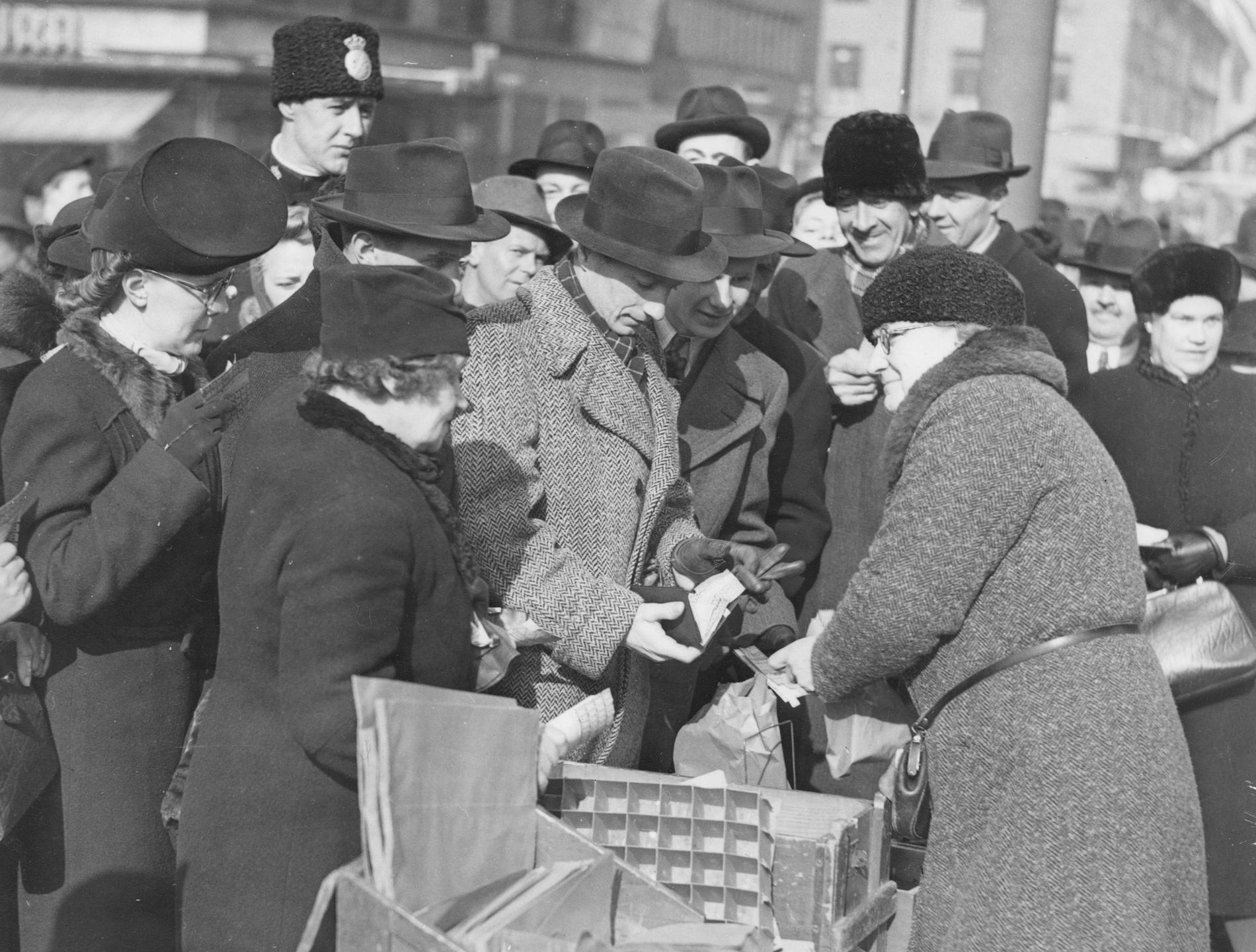Torghandel på Hötorget 1940. Färska ägg inkomna och stockholmarna köar med ransoneringskorten i handen.