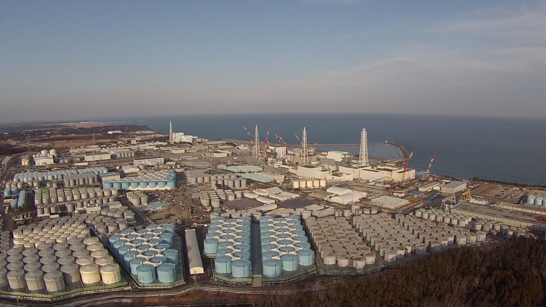 Kärnkraftsområdet idag. Cisternerna innehåller kontaminerat vatten som Tepco kylt reaktorerna med efter härdsmälta. 