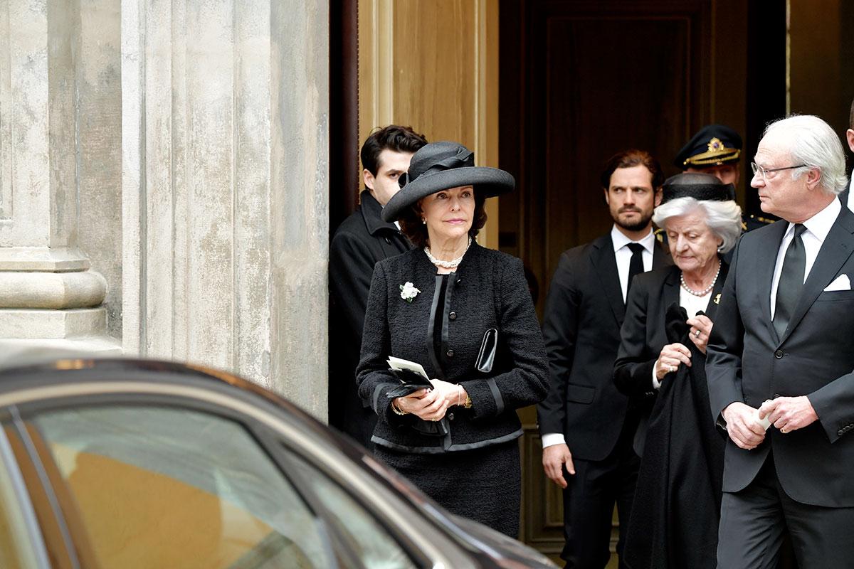 Drottning Silvia, prins Carl Philip och kungen lämnar kyrkan efter begravningen. 