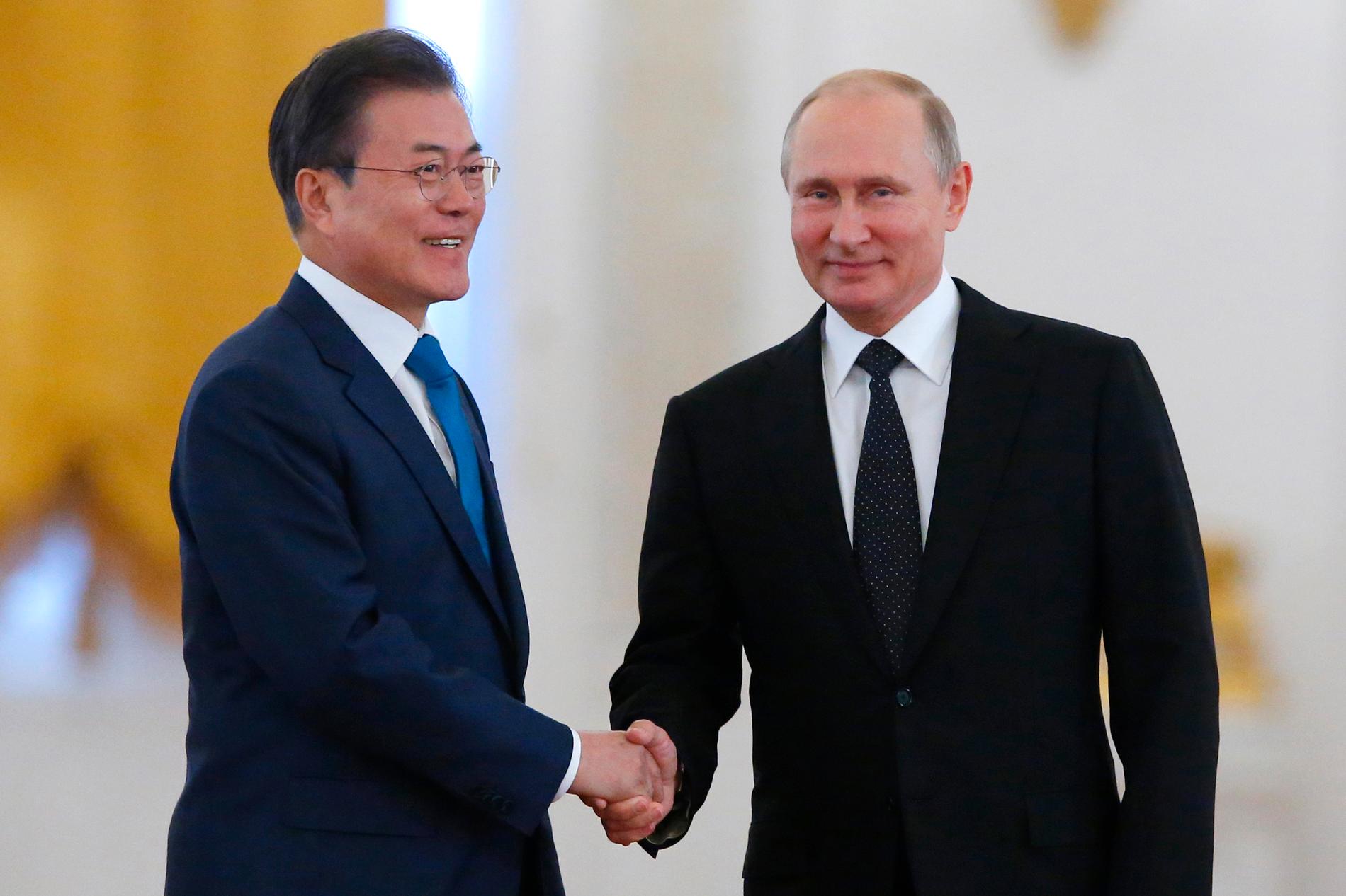 Ryske presidenten Vladimir Putin hälsar på Sydkoreas Moon Jae-In inför deras möte i Moskva på fredagen.