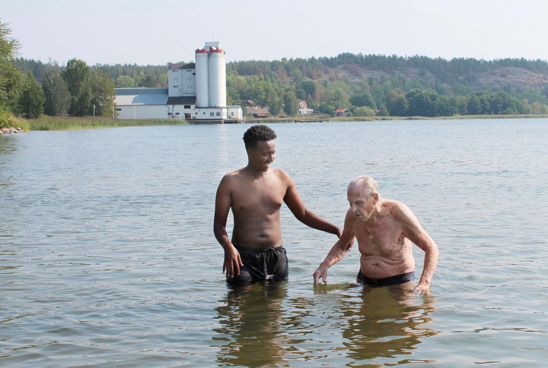 Arne tog sig ett dopp för första gången på 20 år. 