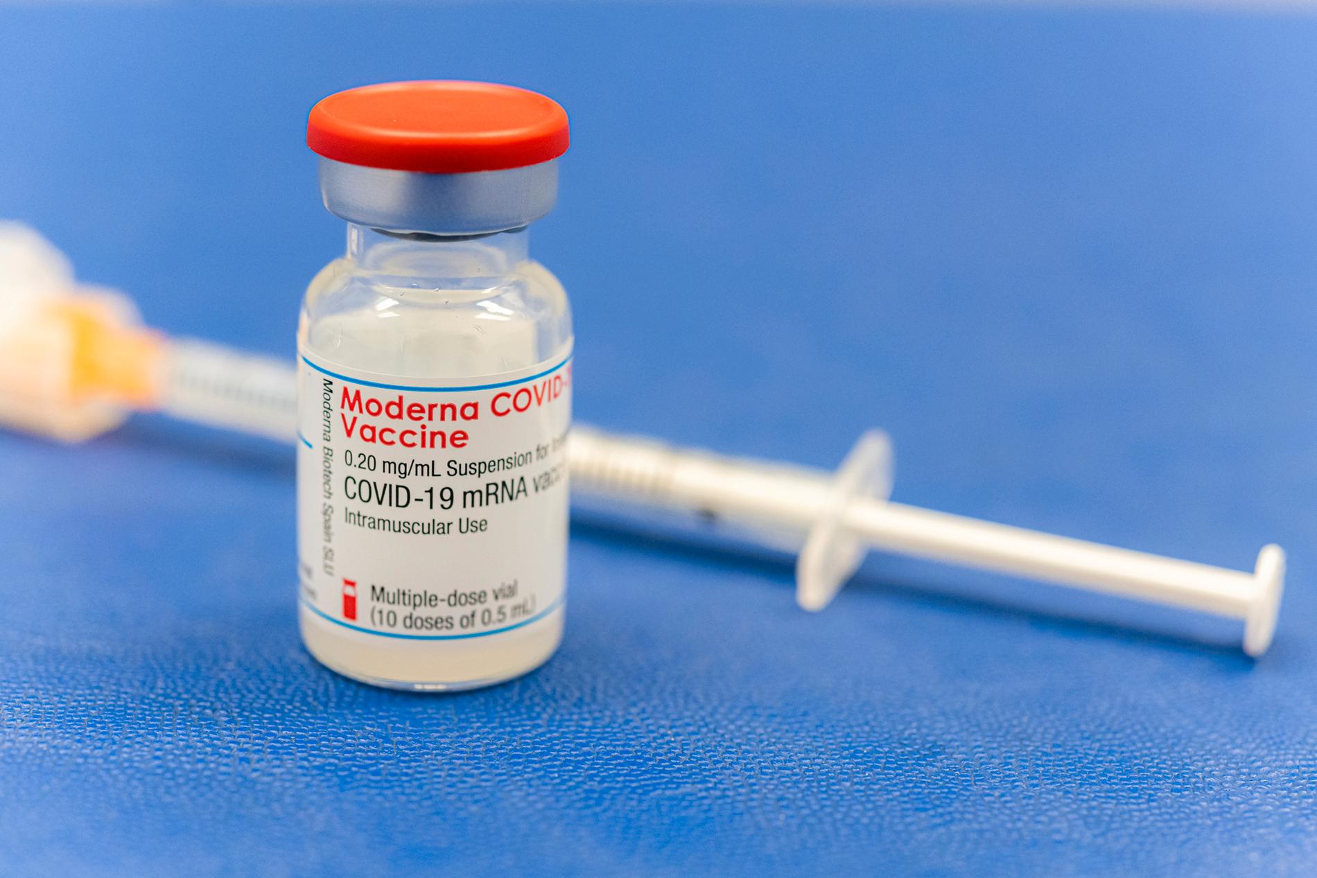 Utöver Pfizer-Biontech finns nu även Modernas vaccin mot covid-19.