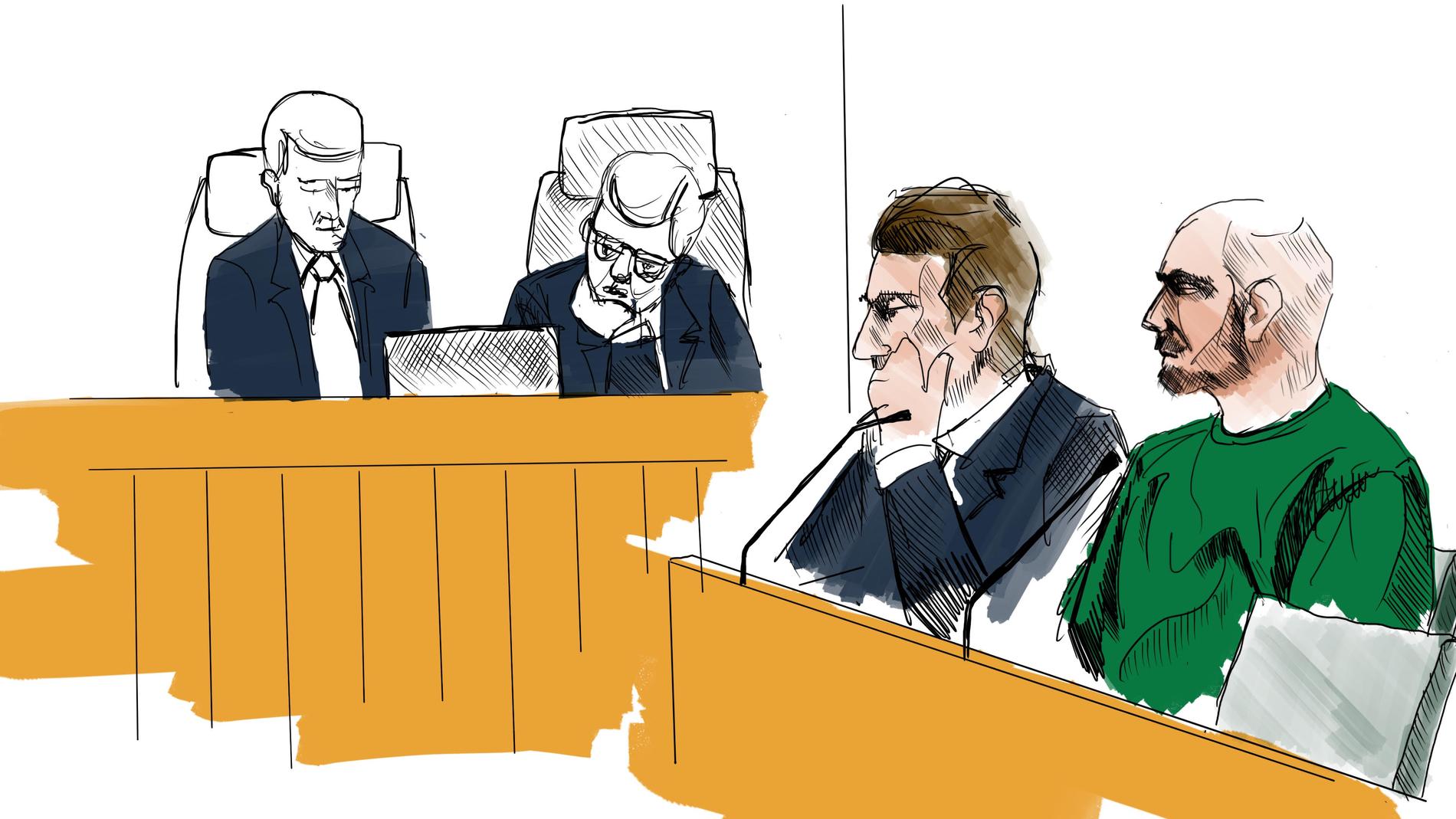 Teckning från tingsrättsförhandlingen i januari 2023. Till höger den åtalade 39-åringen (i grönt) med sin försvarare Joel Apitzsch.