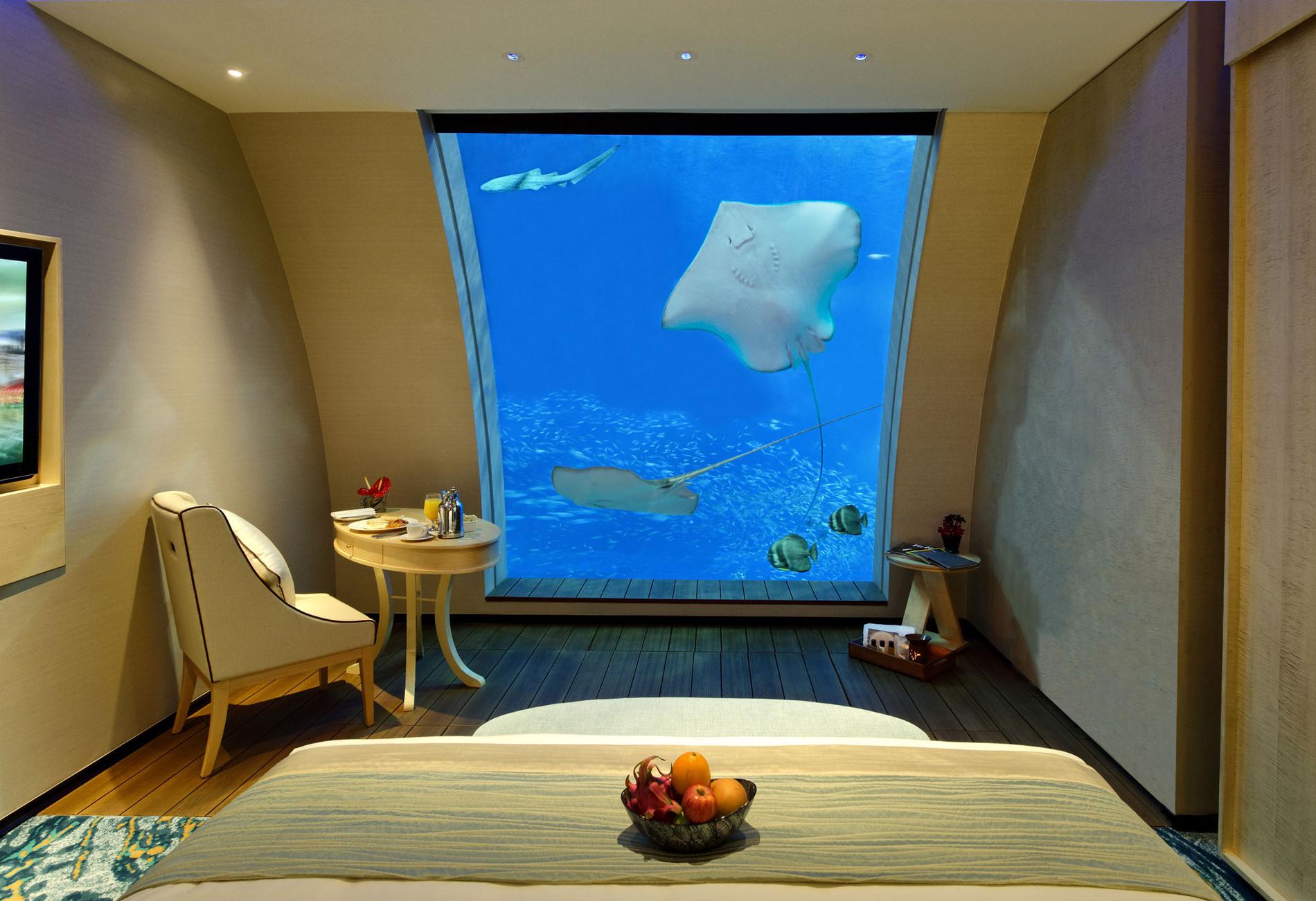 Ocean-sviterna på Equarius Hotel i Singapore ligger i direkt anslutning till världens största akvarium. Även från sängen har du finfin koll på fisklivet utanför fönstret.