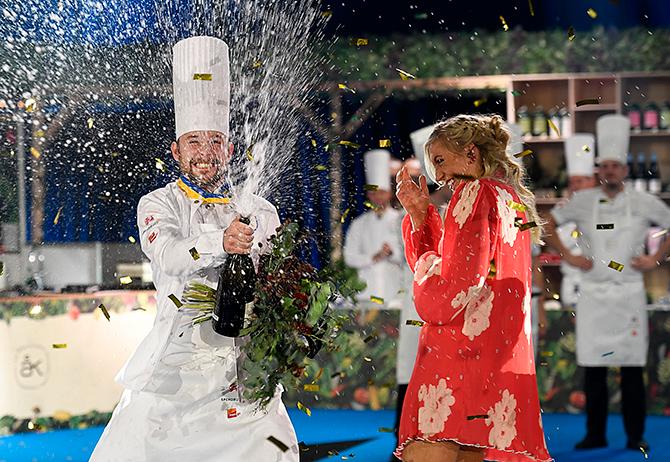 Slöseri med bubbel och synd på Tea Malmegårds frisyr men Ludwig Tjörnemo blir så attans glad när han tar hem Årets kock-titeln.