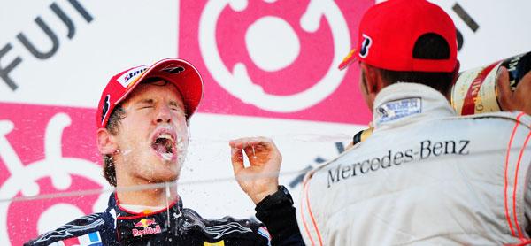 Bubblande glad Sebastian Vettel fick hjälp av Lewis Hamilton att fira segern. Och det verkade tysken inte ha något emot. FOTO: GETTY IMAGES