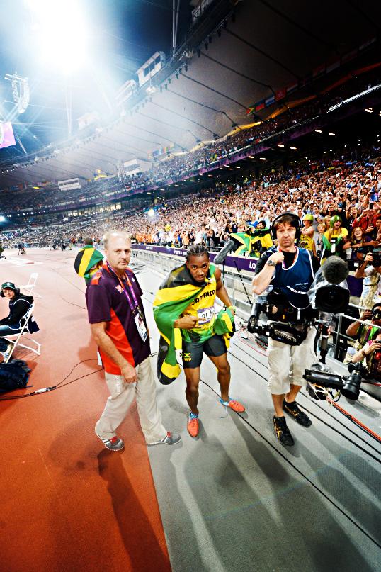 Bolt lånar Sportbladets fotograf Jimmy Wixtröms kamera och förevigar segerfesten och Jamaicas storslam i 200 meters finalen.