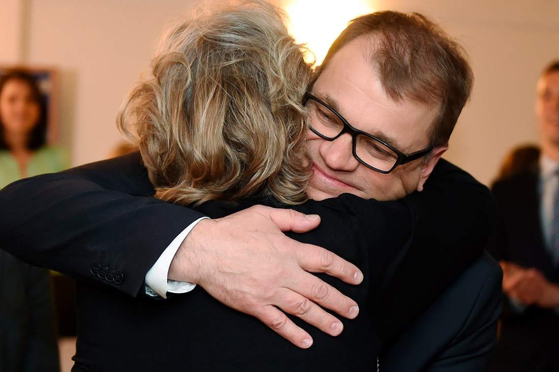 Centerpartiets Juha Sipilä kramar frun Minna.