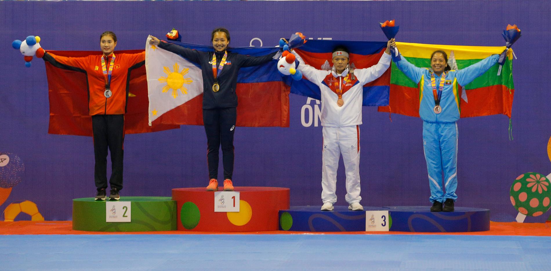 Medaljörer från Vietnam, Filippinerna och Kambodja poserar på prispallen under de Sydostasiatiska spelen som pågår i Filippinerna.