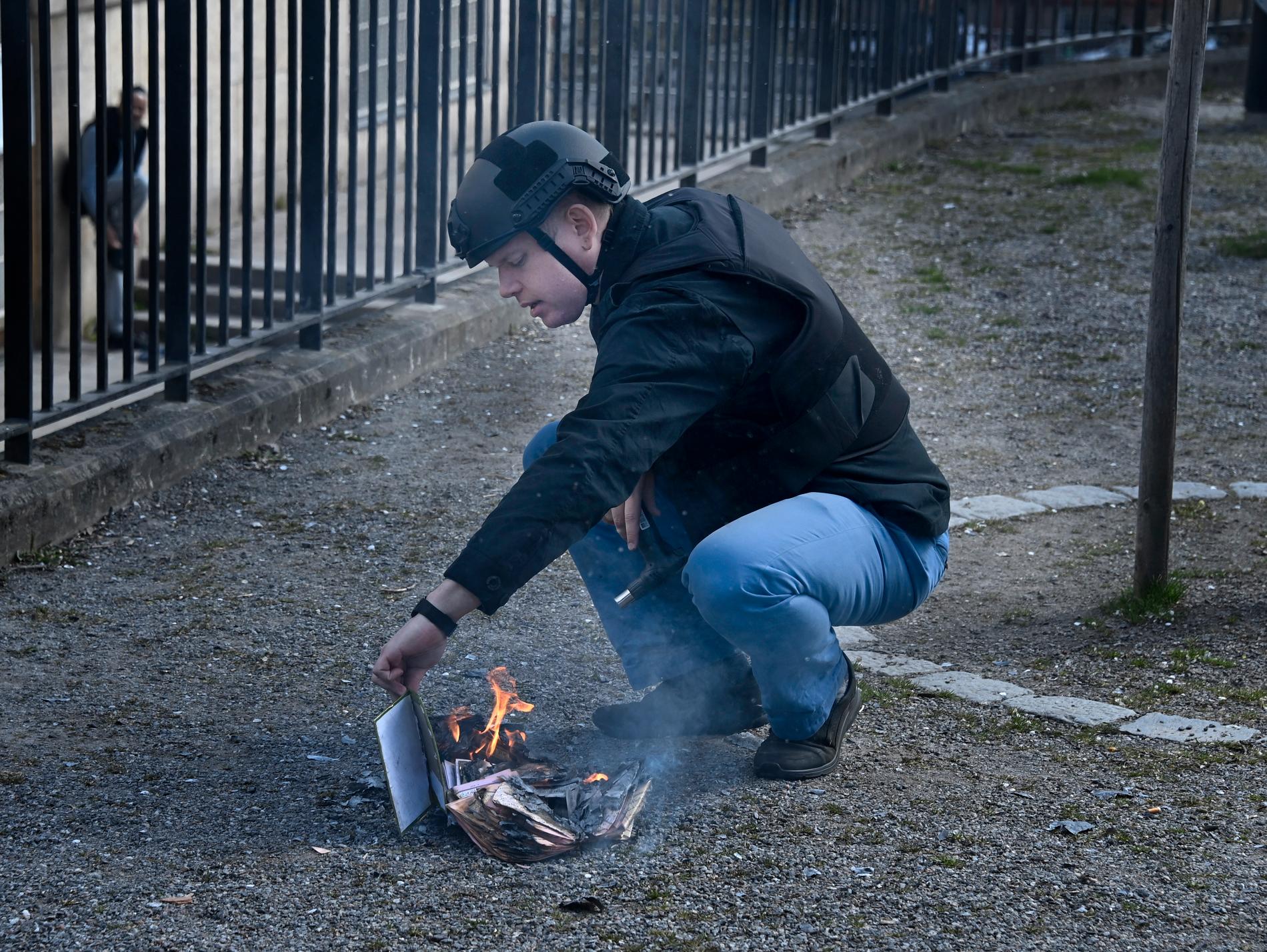 Rasmus Paludan som bränner en koran. 