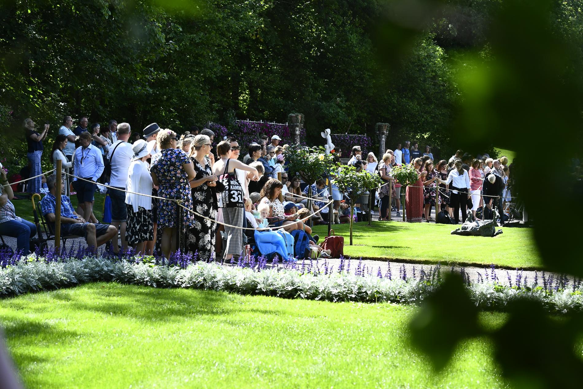 Allmänheten väntar tålmodigt på födelsedagsfirandet på Sollidens slott på söndagen, Victoriadagen.