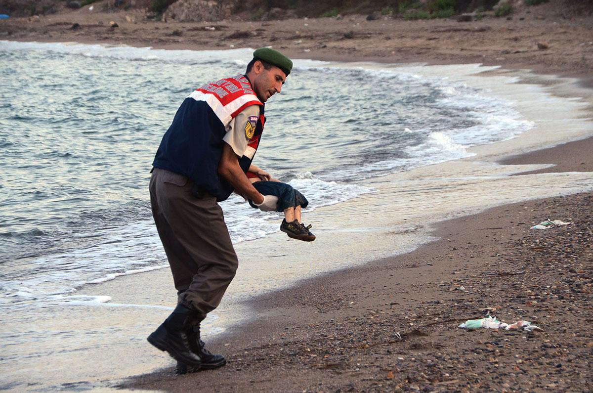 EU DRAR SIG UNDAN Den drunknade flyktingpojken Alan Kurdi blev en symbol för ett Europa som sa sig vara berett att ta hand om de som var på flykt från Syrien. Nu, fem månader senare, har alla bedyranden tystnat.
