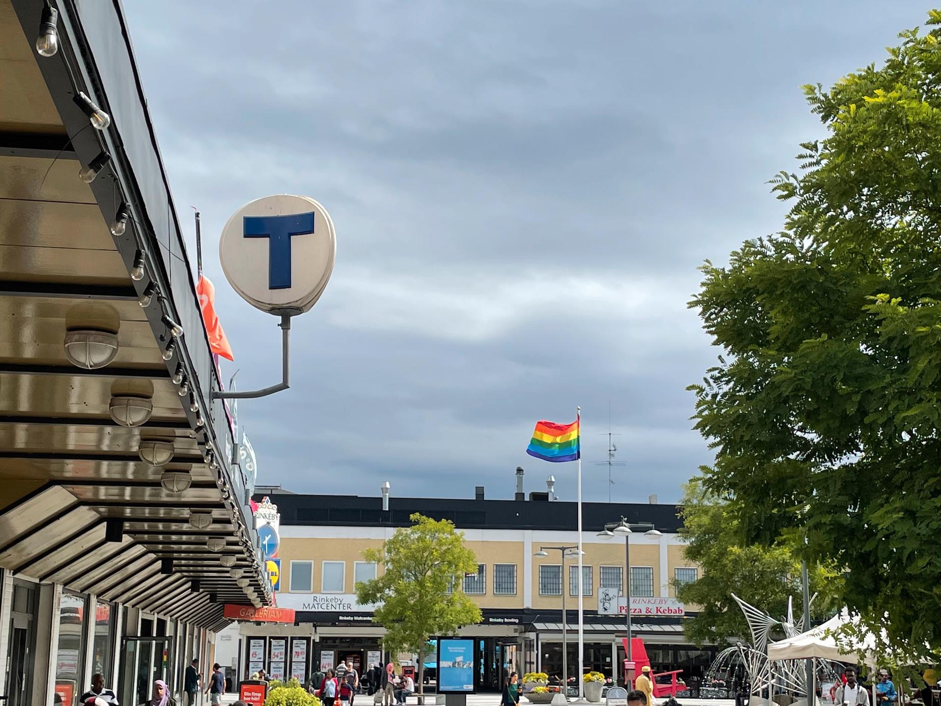 På Rinkeby torg denna augustidag syns inga spår av några gängbrott.