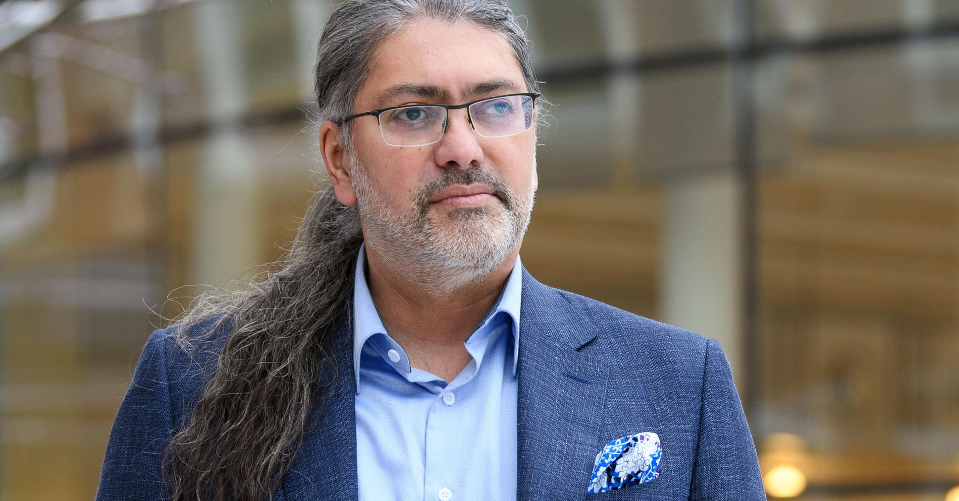 Virusforskaren Ali Mirazimi är adjungerad professor vid institutionen för laboratoriemedicin på Karolinska Institutet. Han jobbar även för Folkhälsomyndigheten och Statens veterinärmedicinska anstalt.