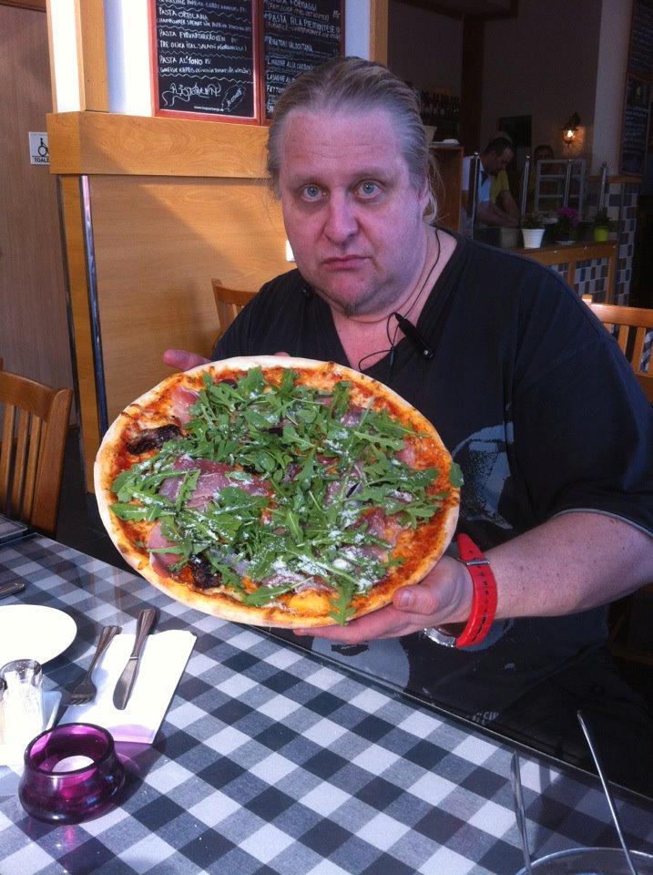 Nalles pizza Jugge hedrar Nalle med en Nalle Knutsson-pizza