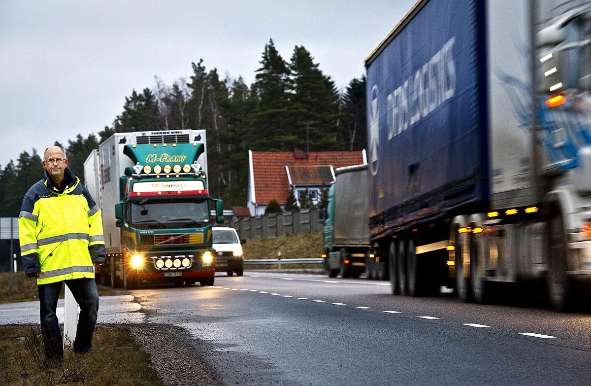 LIVSFARLIG  31 människor har dödats på ”Dödens väg” sedan 2005. I tisdags omkom en 30-åring i en frontalkrock med en lastbil. ”Det är bedrövligt”, säger trafikverkets projektledare Carl-Johan Bergström.