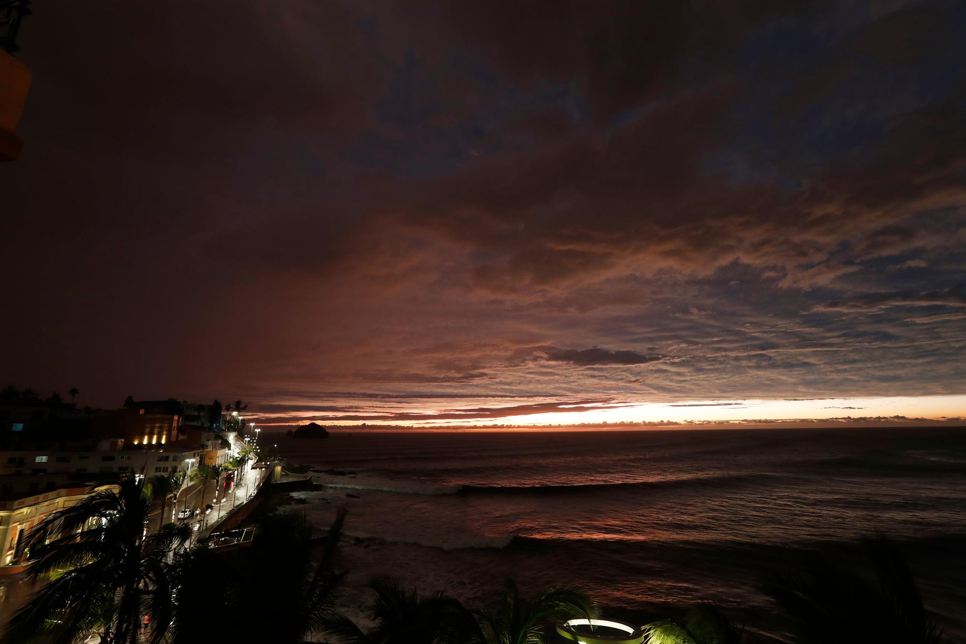 Solen tittar fram bakom molnen när orkanen Willa når staden Mazatlán. 4 250 människor har tvingats lämna sina hem i kuststäder i området.