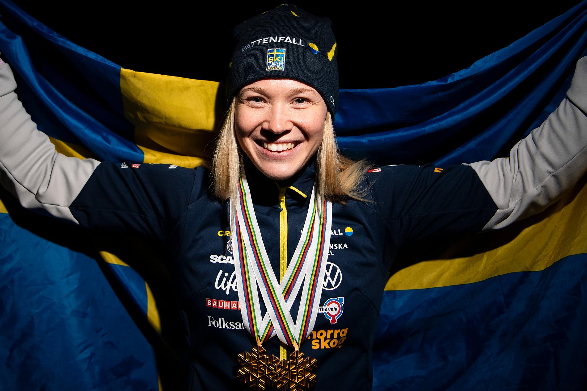 Jonna Sundling med guldmedaljerna i team-sprint och sprint.