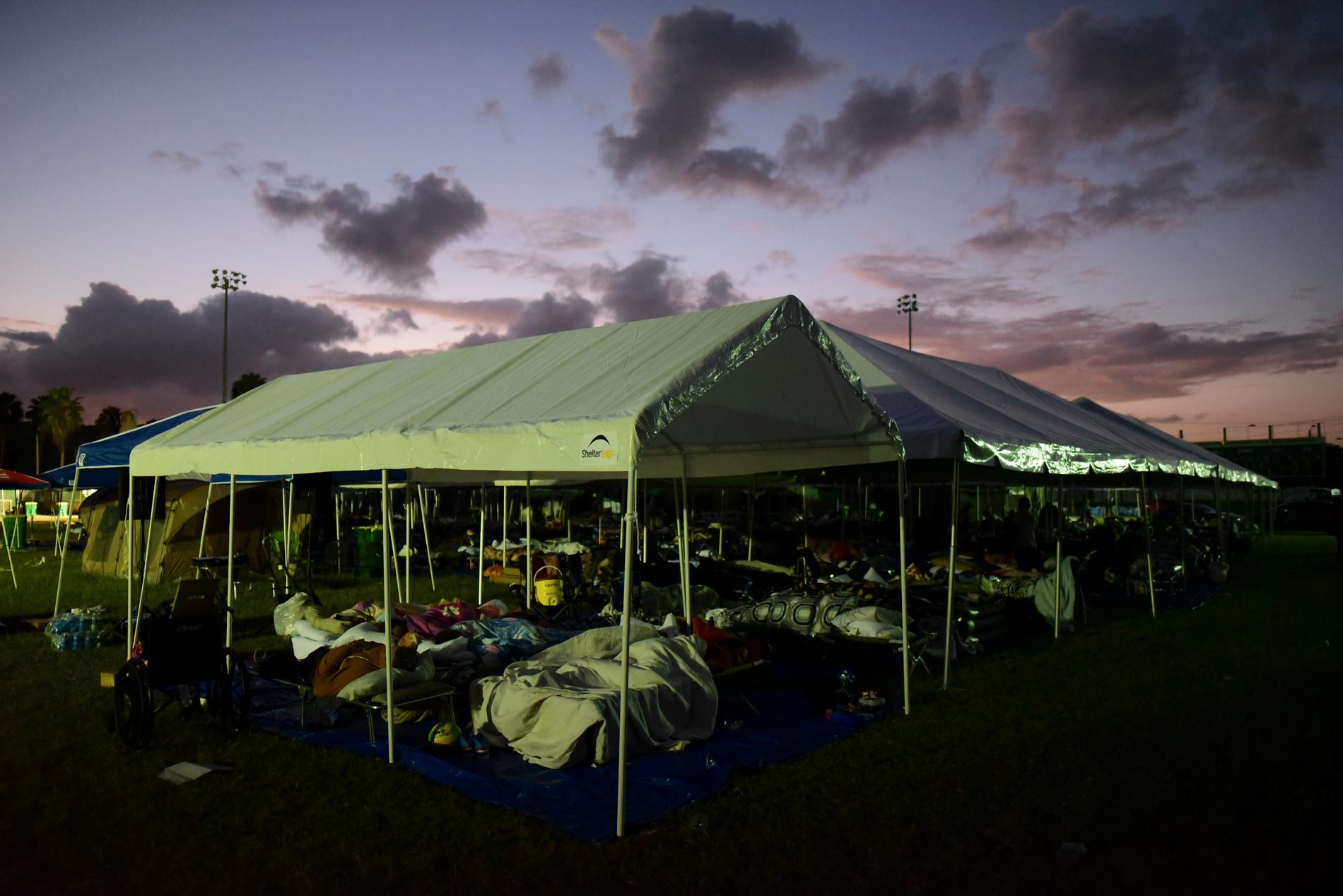 Tältläger för drabbade efter skalven utanför Puerto Rico.