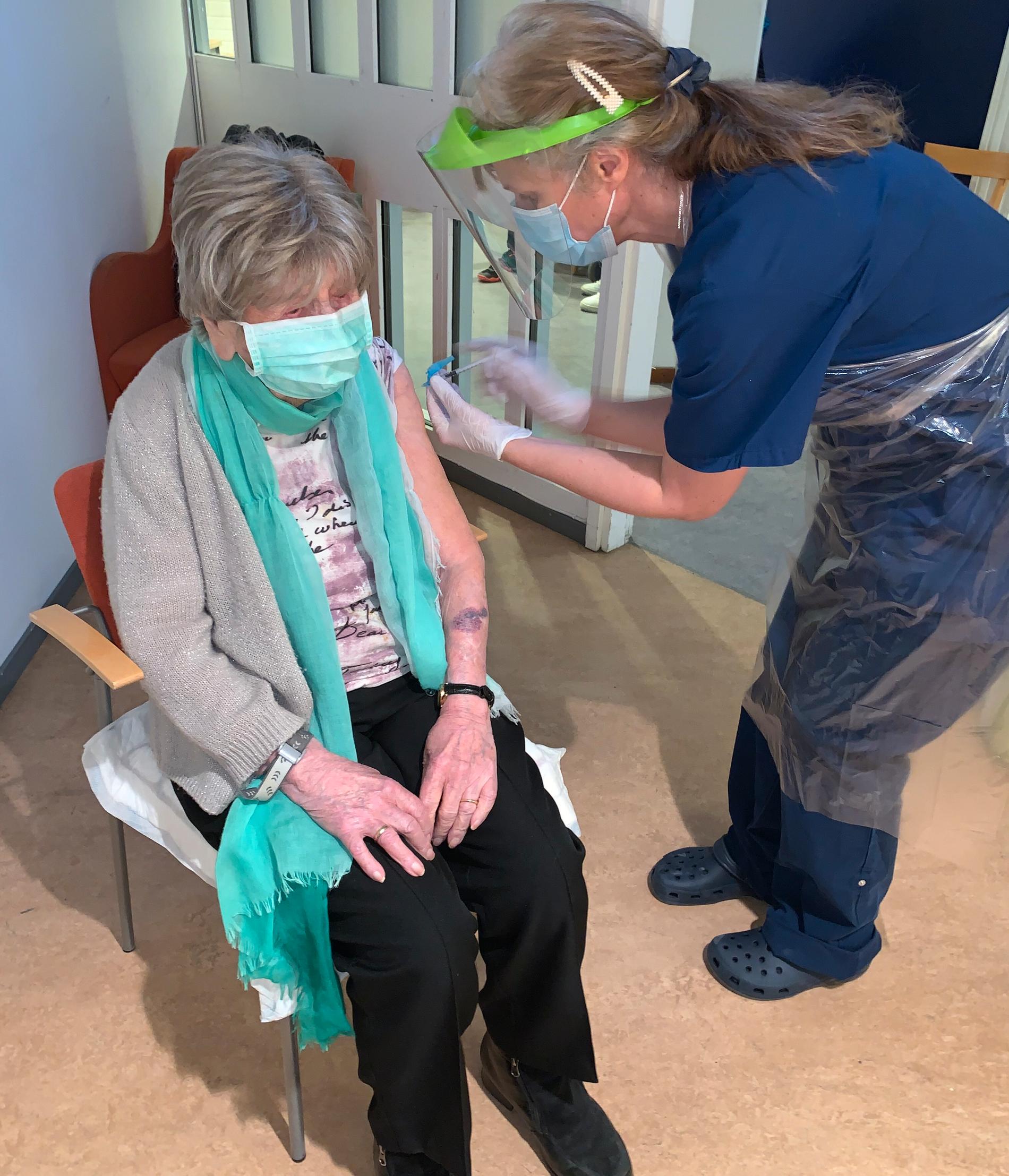 Dagny Carlsson, 108, får en dos vaccin.