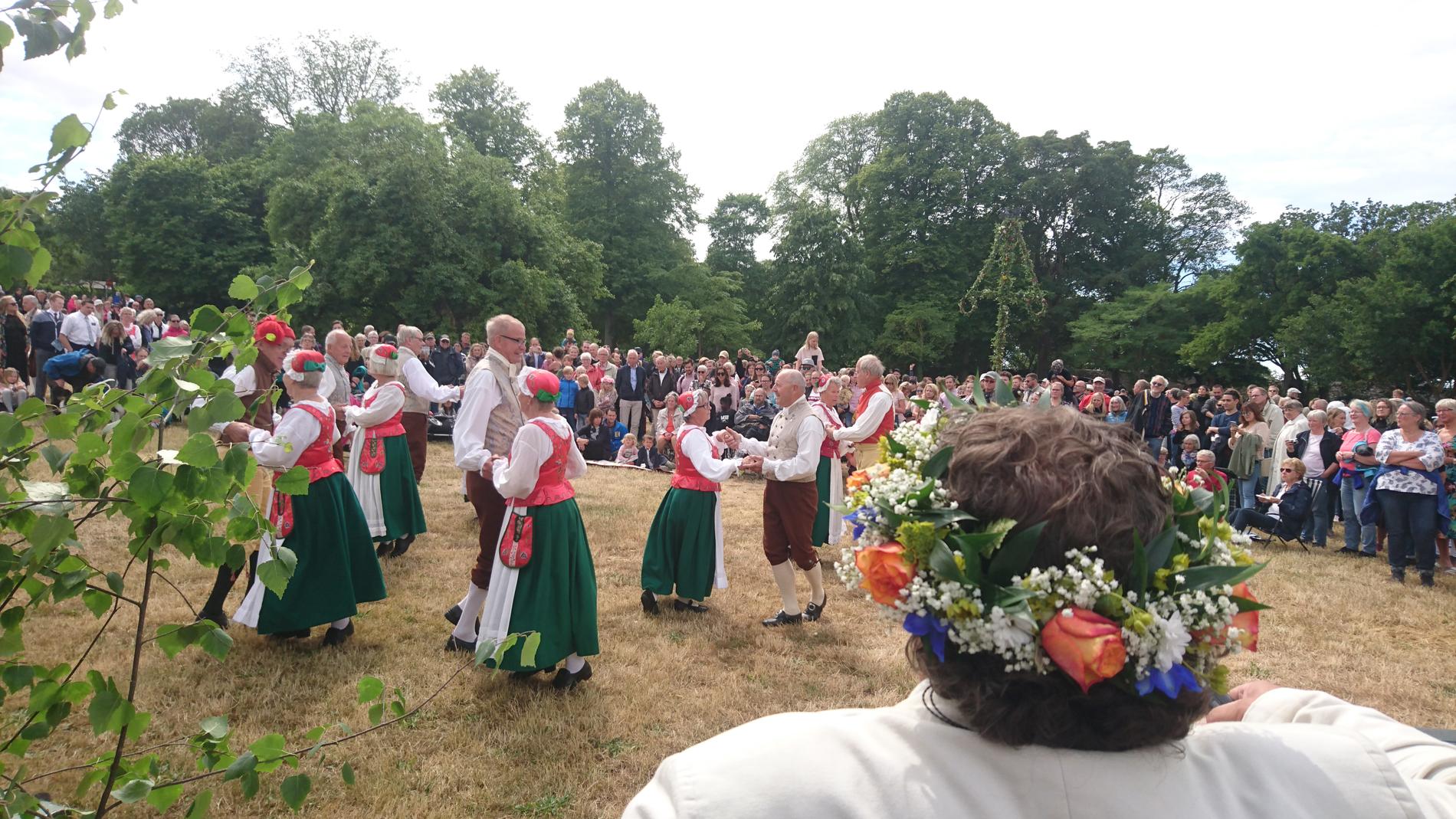 Vid den botaniska trädgården i Visby firas midsommaren med bland annat dans.