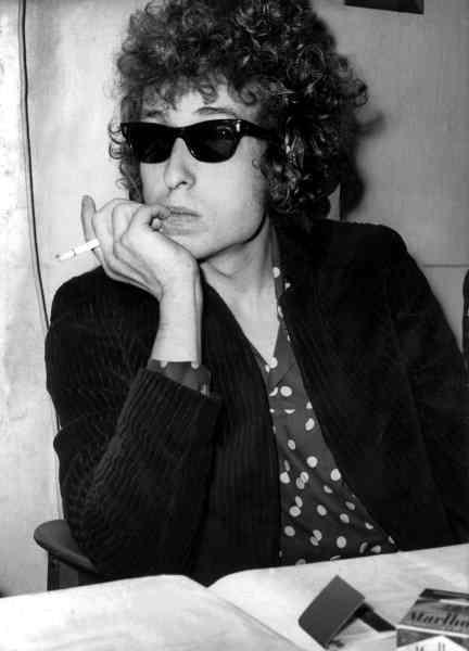 Om Bob Dylan inte pluggat in sin gitarr och utmanat folkpuritanernas öron och ideologier med en elektrisk storm hade han aldrig blivit en lika stor ikon. Men ordet rock lyste egendomligt nog med sin frånvaro efter att Svenska Akademien kungjort årets vinnare.