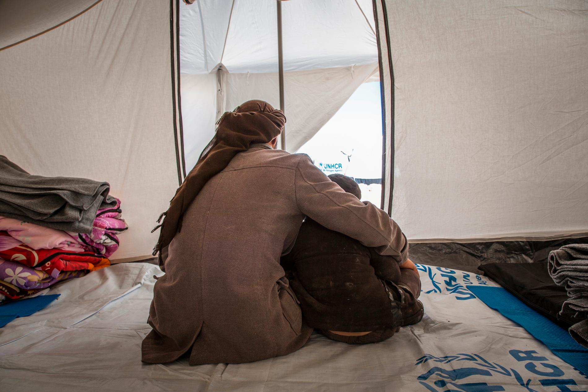 En pappa med sina barn i ett tält i flyktinglägret al-Hol i nordöstra Syrien. Situationen i lägret är kritisk, enligt Världshälsoorganisationen. Arkivbild.