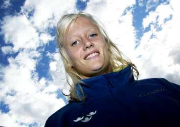 SVÄVAR BLAND MOLNEN I helgen avslutar Carolina Klüft en fantastisk säsong. I Finnkampen i Helsingfors ställer hon upp i fem grenar. "Utan henne hade vi varit chanslösa", säger förbundskapten Ulf Karlsson.