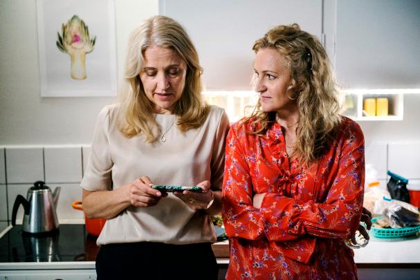Klara Zimmergren och Maria Sundbom Lörelius i ”Dejta”.