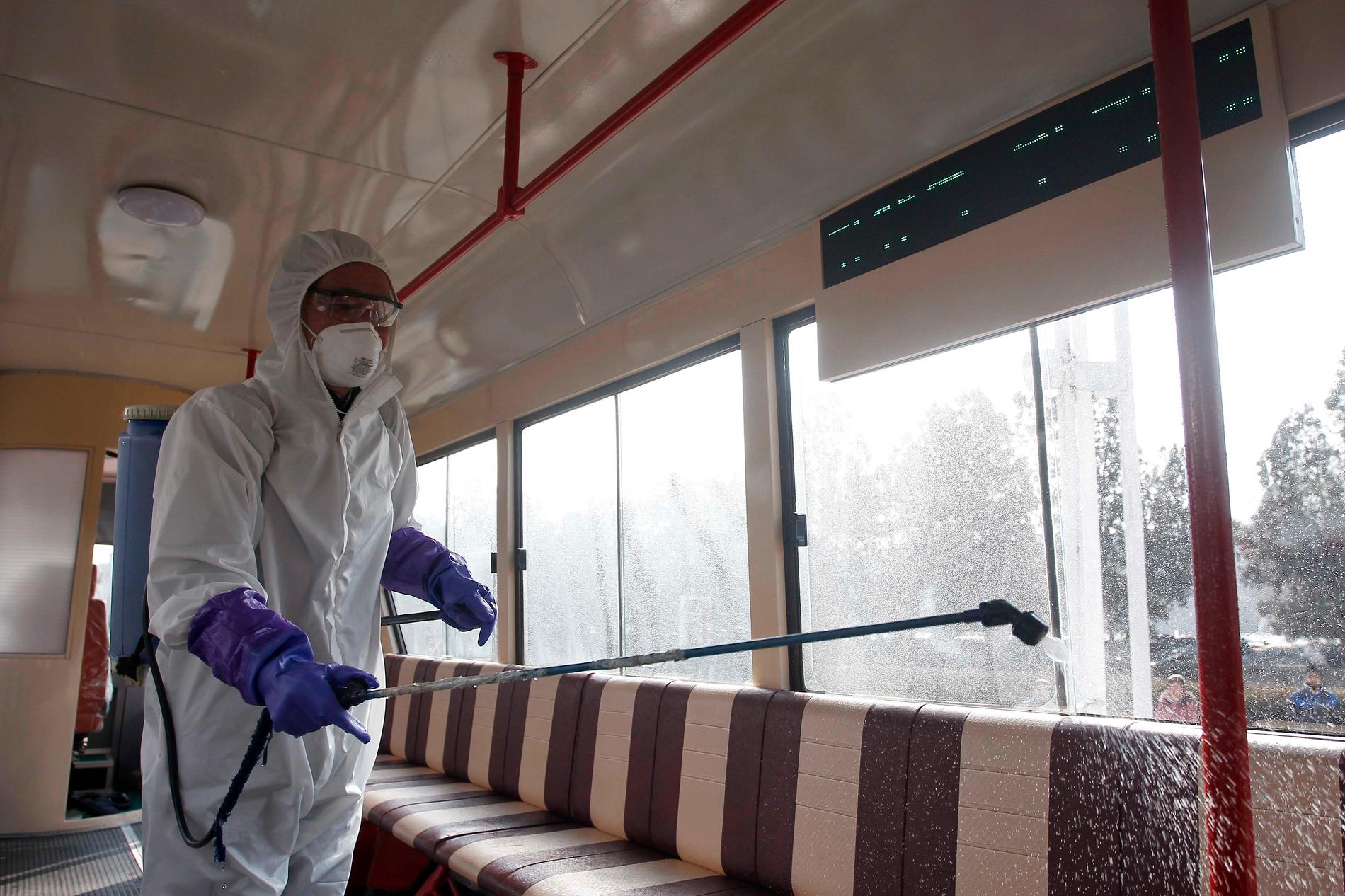 Ett tåg desinficeras i Nordkorea för att undvika spridning av coronaviruset. 