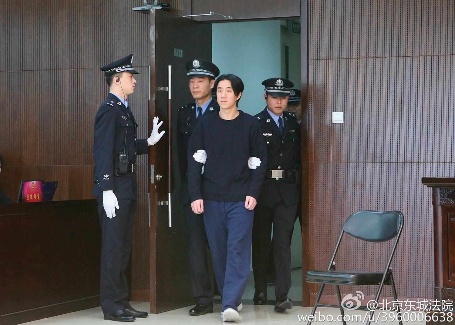 Jackie Chans son Jaycee Chan leds in i rättegångssalen.