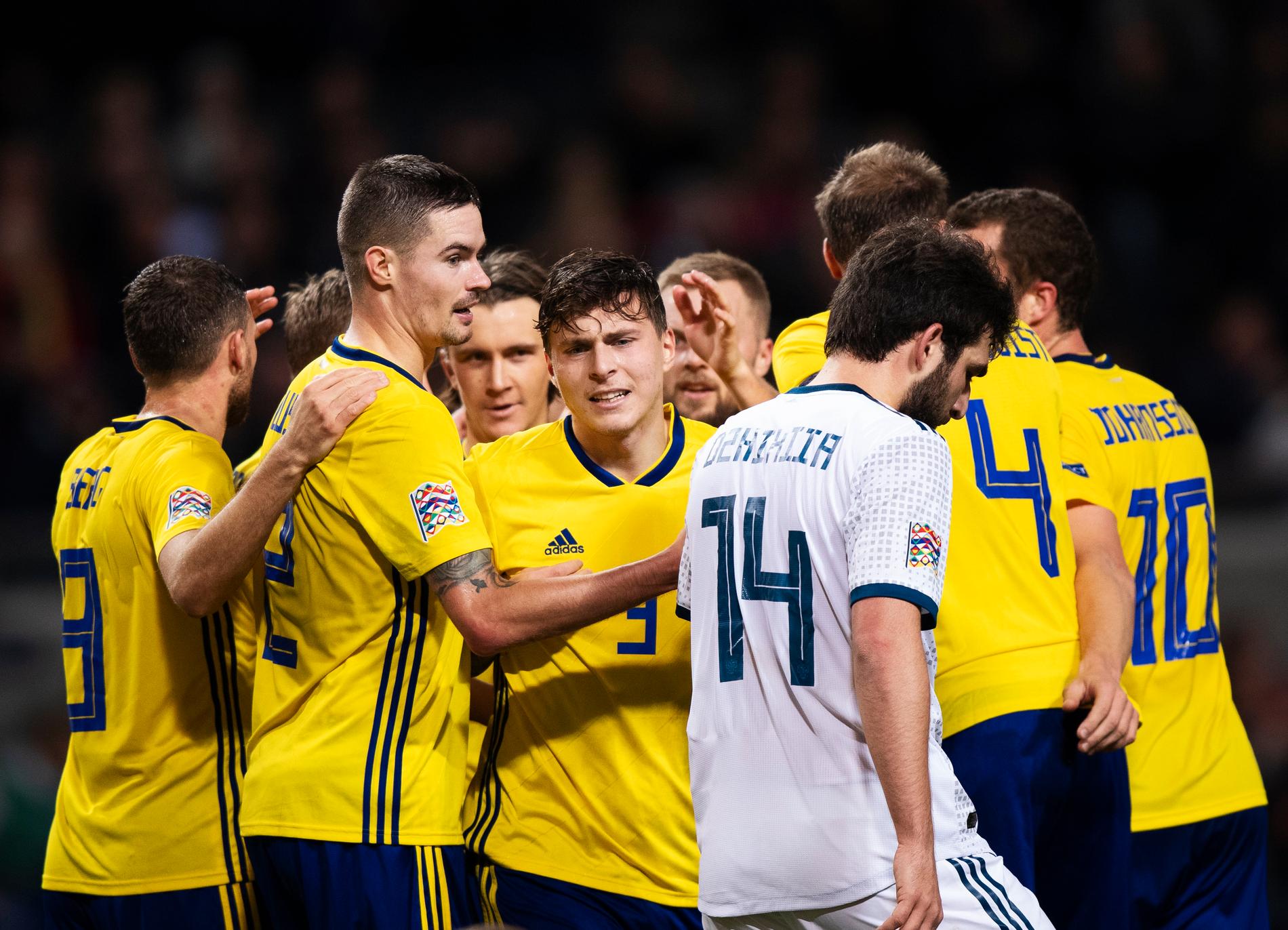 Victor Nilsson Lindelöf grattas efter 1–0-målet mot Ryssland 2018. I oktober möts Sverige och Ryssland igen på Friends arena.