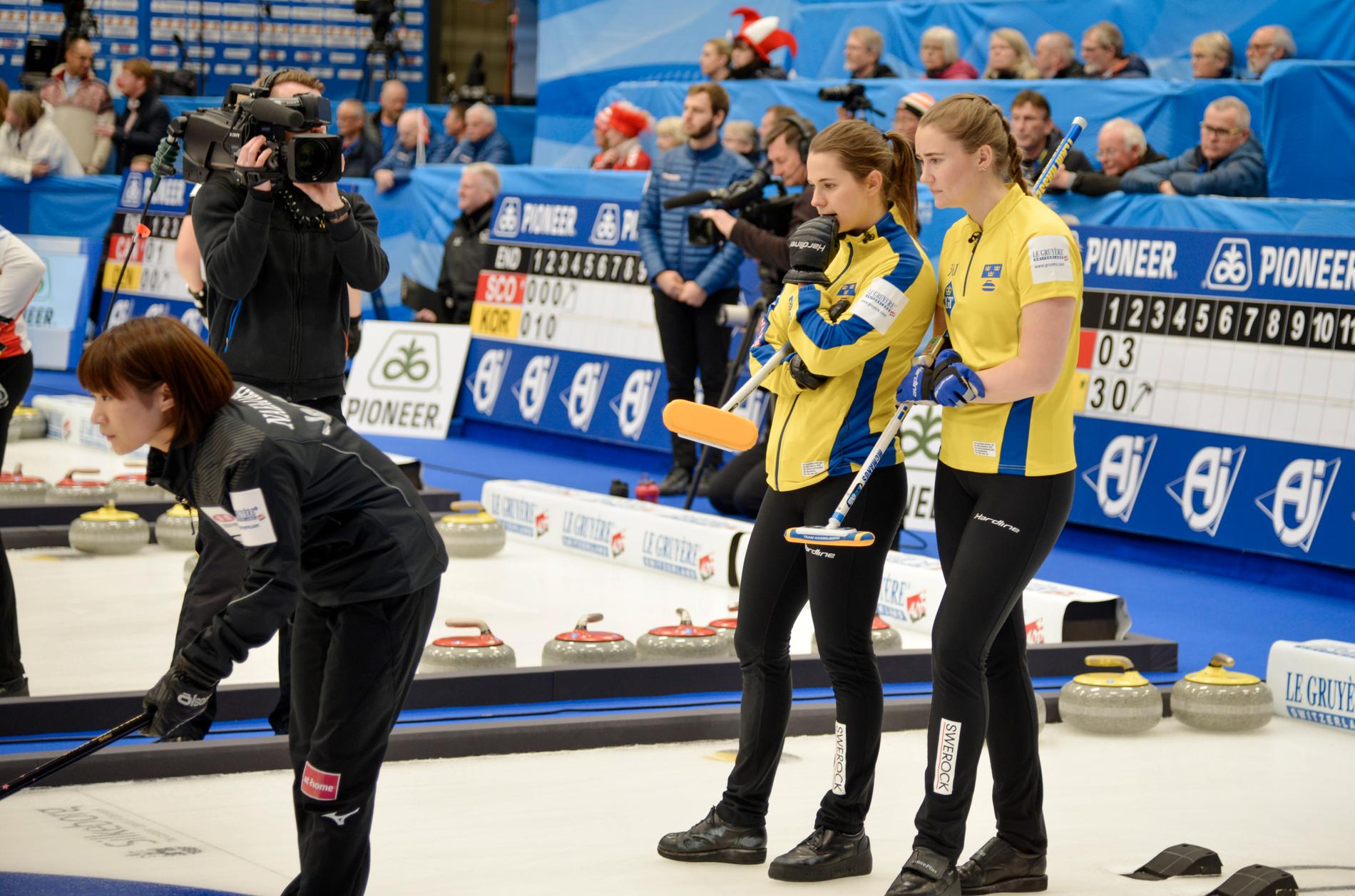 Den svenska skippern Anna Hasselborg och trean Sara McManus slog Japan i går i grundserieavslutningen av curling-VM i Danmark. I kväll väntar japanskorna igen i semifinal.