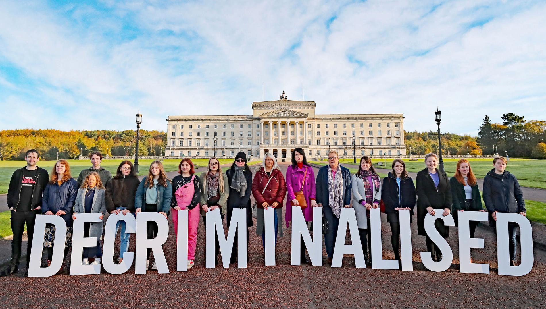 Aktivister som stöder de nya abortlagarna i Nordirland utanför den nordirländska parlamentsbyggnaden Stormont.