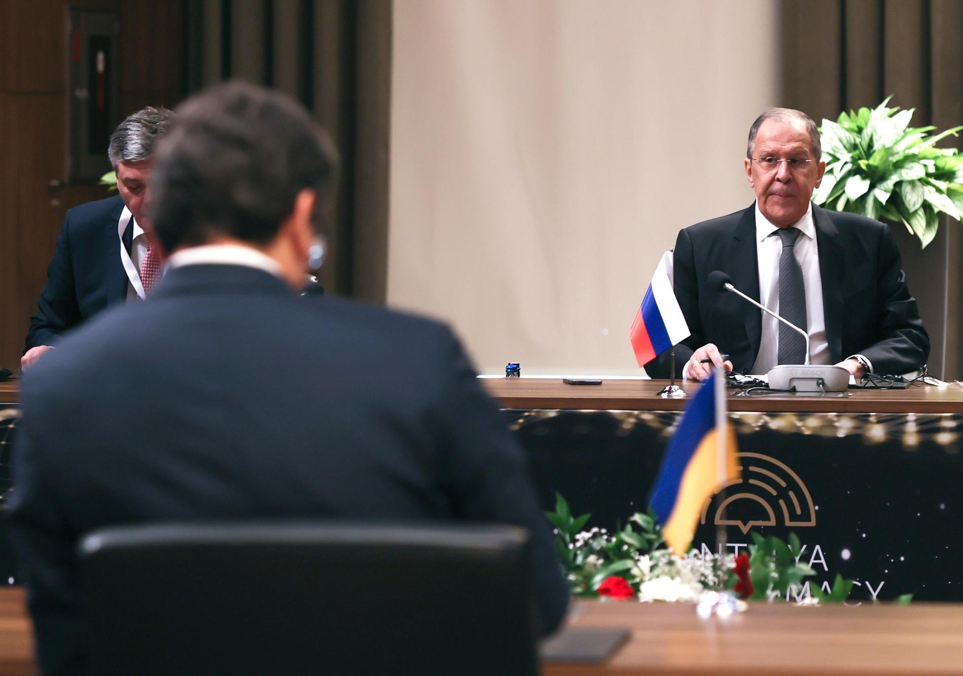 Rysslands utrikesminister Sergey Lavrov möter Ukrainas utrikesminister Dmytro Kuleba (ryggen mot kameran) vid torsdagens samtal i Turkiet. 