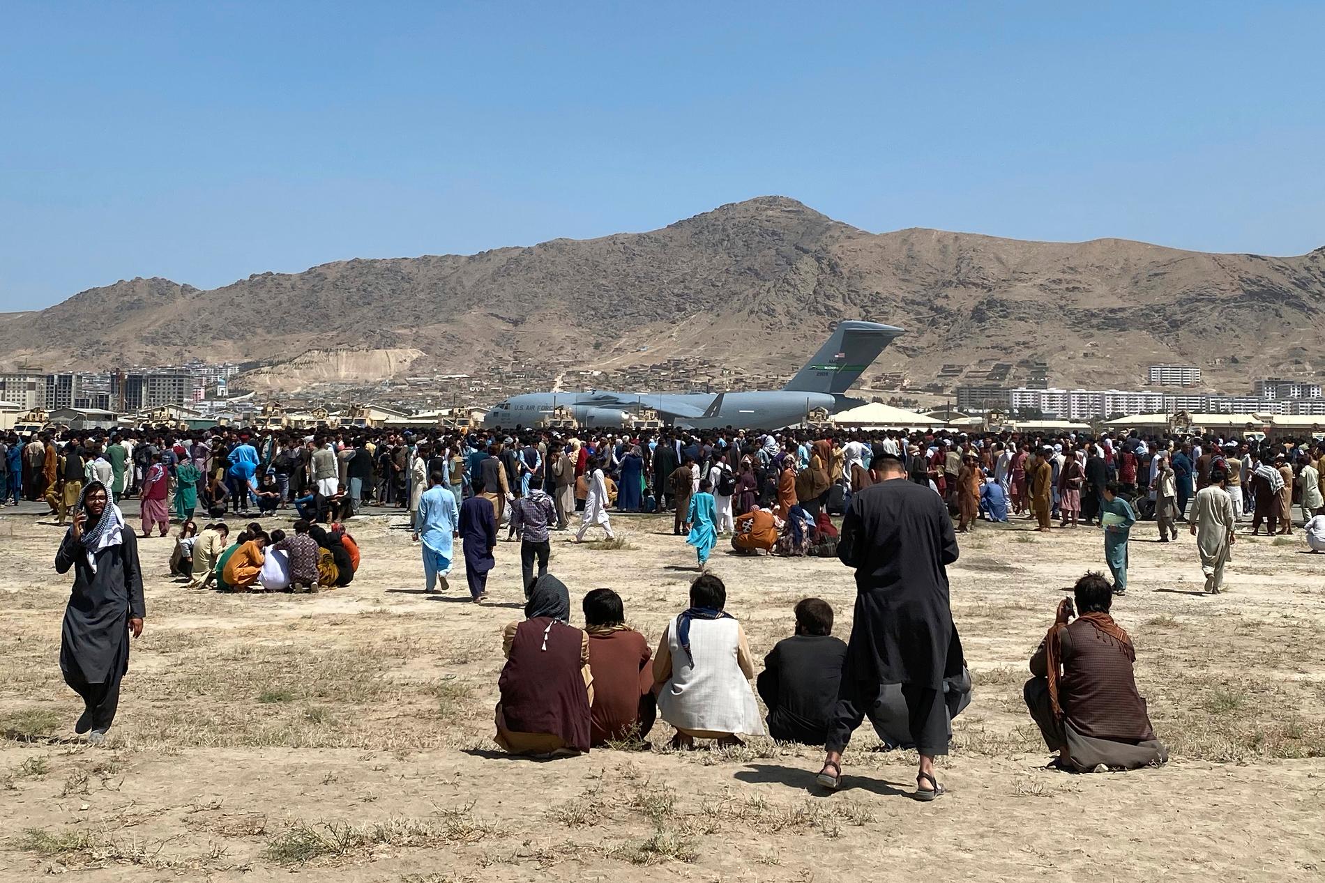 Afghaner samlas vid flygplatsen i Kabul i hopp om att komma med ett plan. 