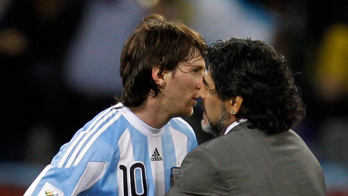 Lionel Messi och Diego Maradona under VM 2010.