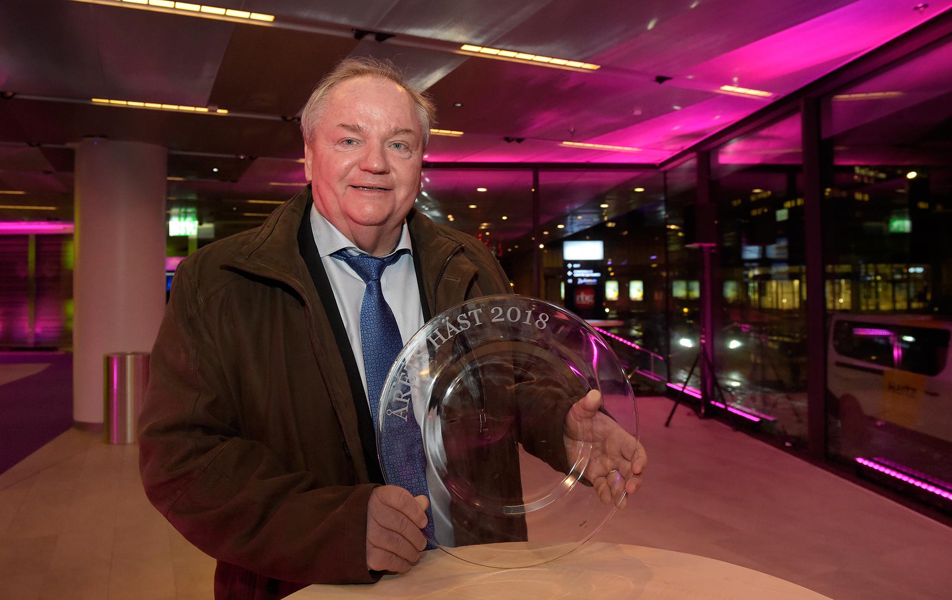 Rolf Andersson med priset ”Årets Häst”, som Readly Express fick på Hästgalan.
