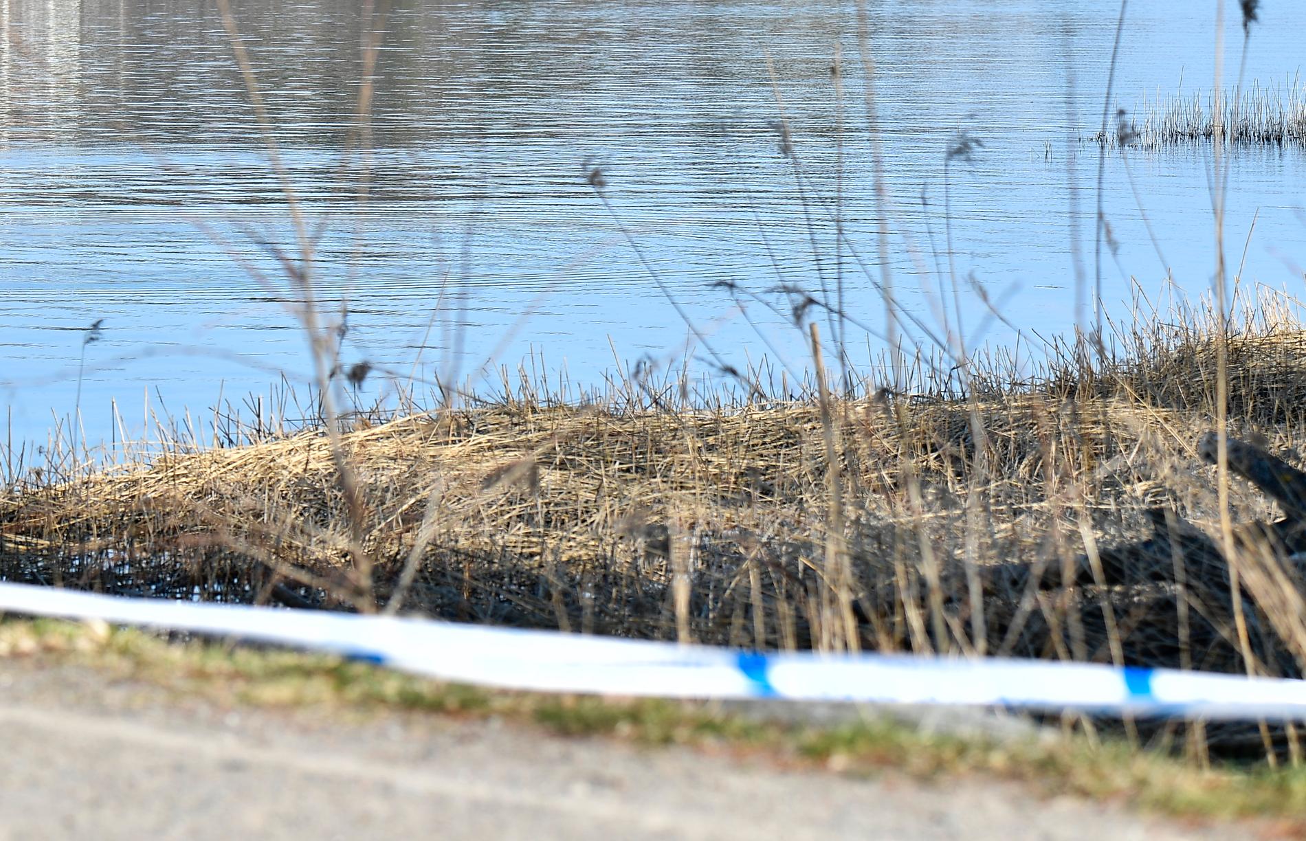 Ett kompisgäng som var ute och fiskade p påskafton upptäckte en död man som låg och flöt i vattnet i Sollentuna.