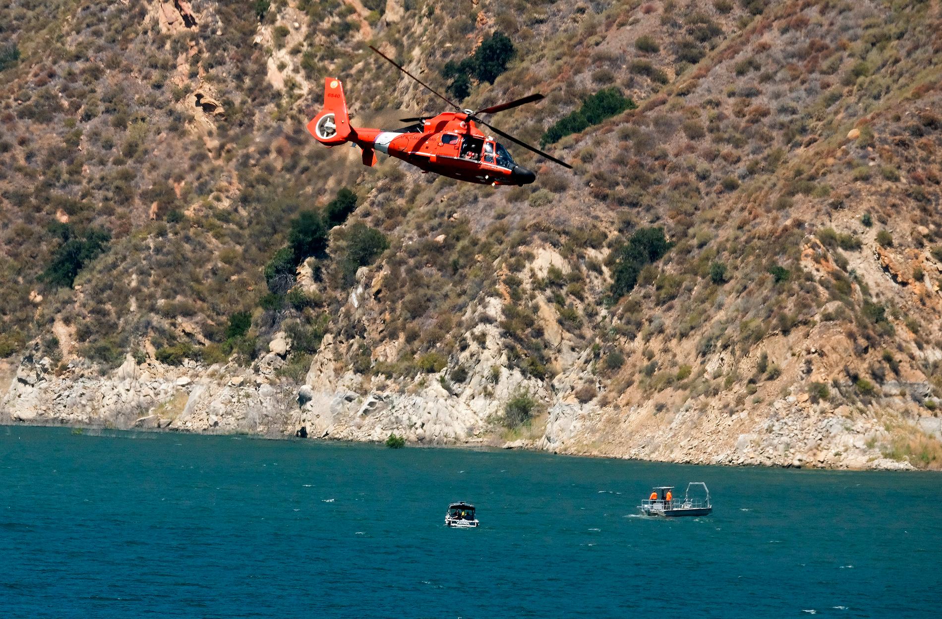 Helikoptrar söker efter Naya Rivera i sjön i Los Padres National Forest, norr om Los Angeles. 