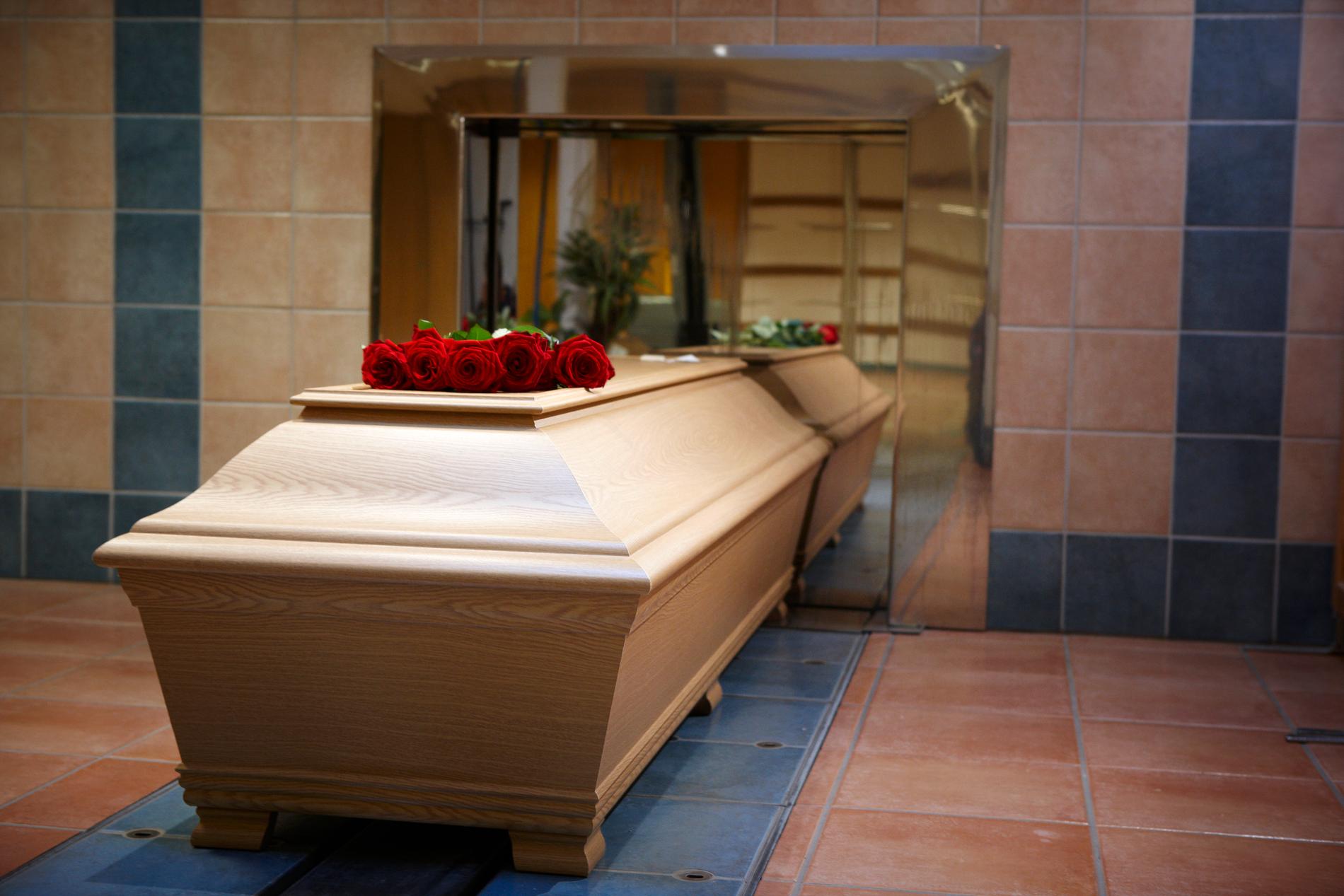 Många av landets krematorier kan inte hantera större kistor. Arkivbild.