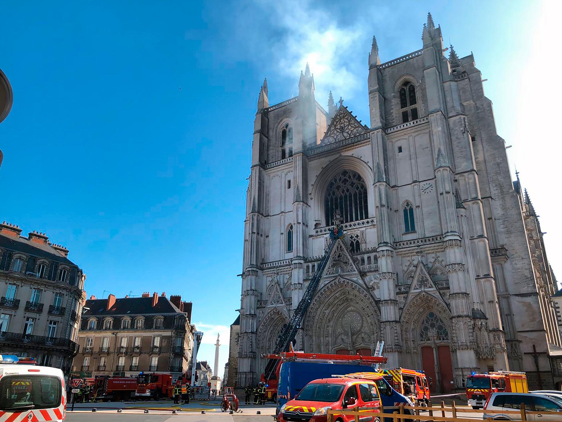 Katedralen i Nantes, som började byggas på 1430-talet och anses vara ett framstående exempel på gotisk arkitektur, skadades allvarligt i branden.